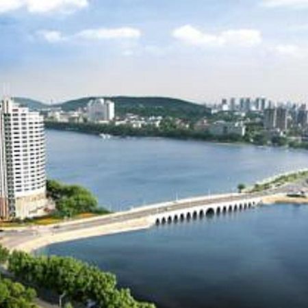Hongyi Hotel Wuhan Buitenkant foto