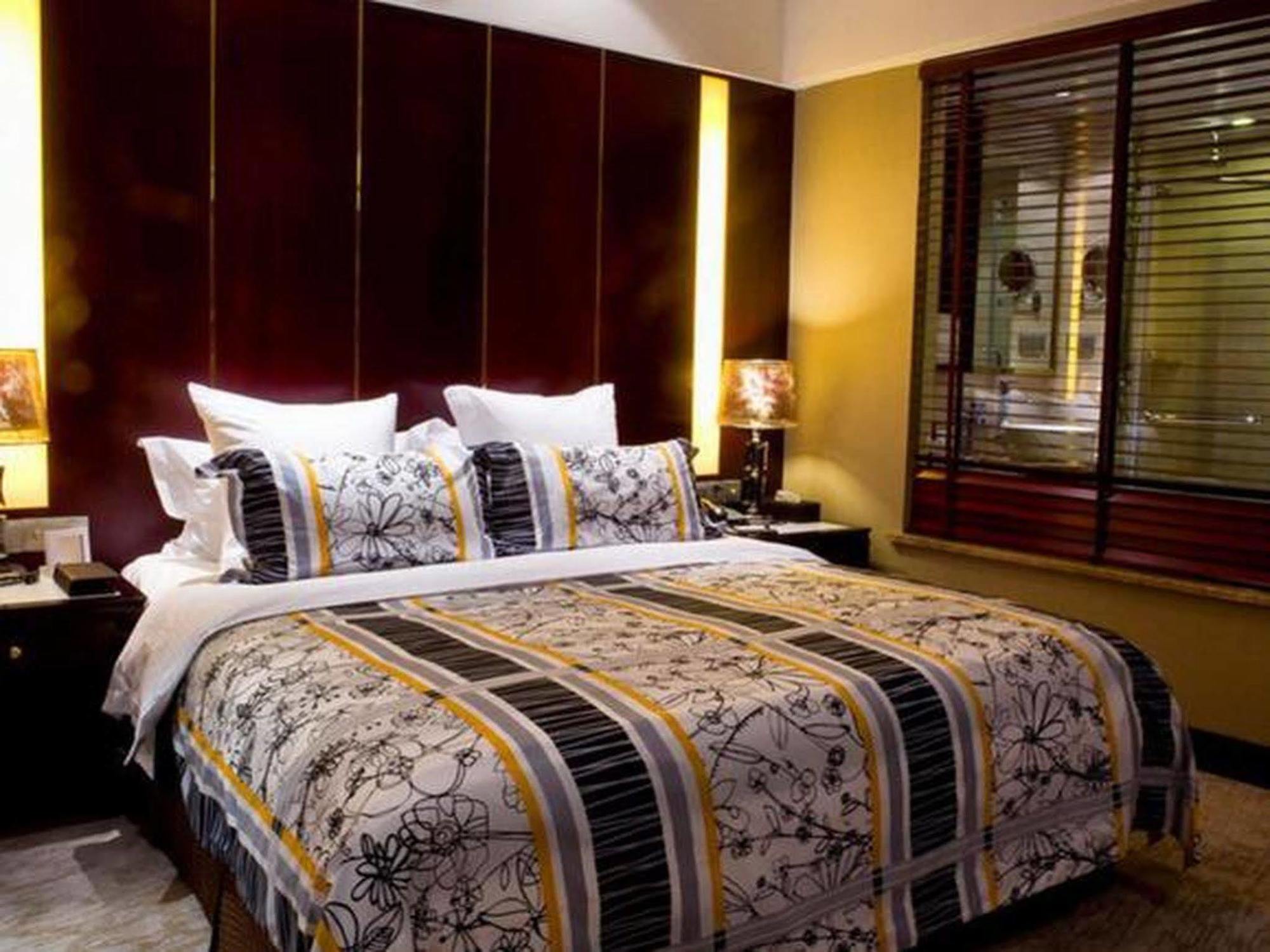 Hongyi Hotel Wuhan Buitenkant foto